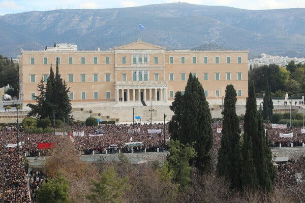 Η μεγάλη συγκέντρωση στο Σύνταγμα για τα Τέμπη