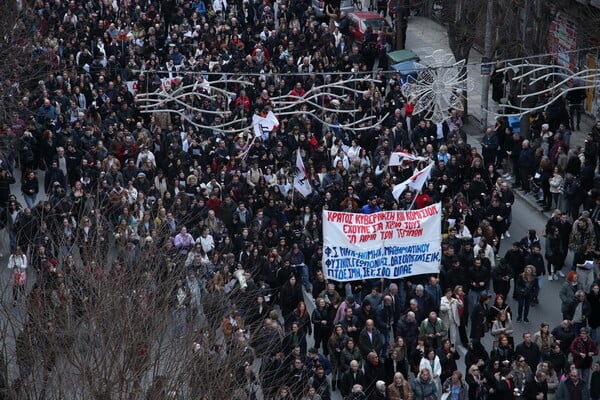 Θεσσαλονίκη: Χημικά και μολότοφ μετά τη διαδήλωση για τα Τέμπη