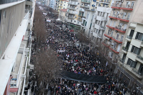 Θεσσαλονίκη: Χημικά και μολότοφ μετά τη διαδήλωση για τα Τέμπη