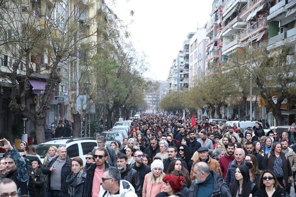 Θεσσαλονίκη: Χημικά και μολότοφ μετά τη διαδήλωση για τα Τέμπη