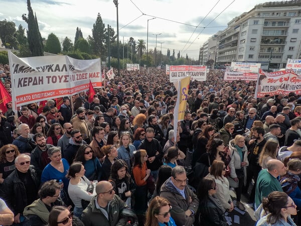 Η μεγάλη συγκέντρωση στο Σύνταγμα για τα Τέμπη