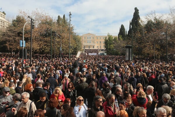 Η μεγάλη συγκέντρωση στο Σύνταγμα για τα Τέμπη