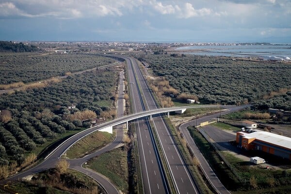 Ιόνια Οδός: Ξέχασε τη γυναίκα του στον δρόμο και επέστρεψε στα διόδια για να την βρει