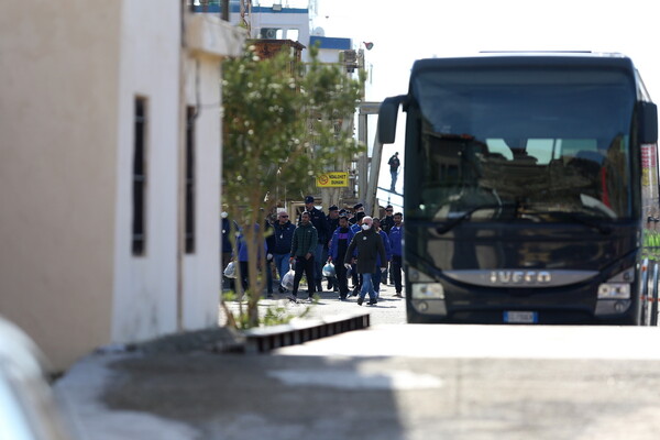 Η Ιταλία στέλνει 49 πρόσφυγες στην Αλβανία σε μια προσπάθεια επανεκκίνησης του αμφιλεγόμενου σχεδίου της