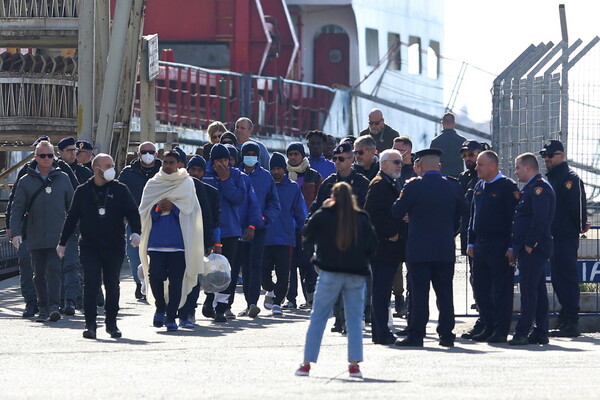 Η Ιταλία στέλνει 49 πρόσφυγες στην Αλβανία σε μια προσπάθεια επανεκκίνησης του αμφιλεγόμενου σχεδίου της