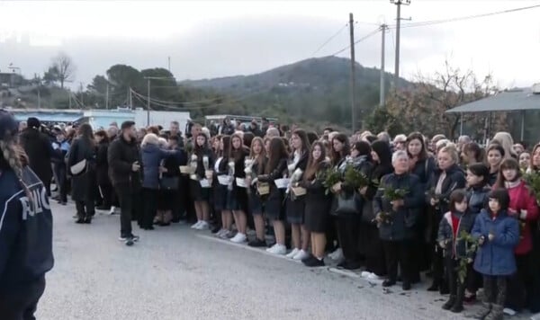 Κόσμος αποχαιρετά το σκήνωμα του Αρχιεπισκόπου Αλβανίας Αναστάσιου στο μεθοριακό σταθμό της Κακαβιάς