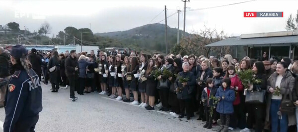 Κόσμος αποχαιρετά το σκήνωμα του Αρχιεπισκόπου Αλβανίας Αναστάσιου στο μεθοριακό σταθμό της Κακαβιάς