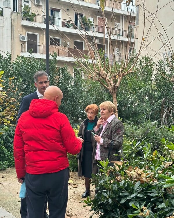 Αυτοψία Μπακογιάννη σε «πάρκο τσέπης» στο Παγκράτι: «Θύμωσα πολύ με την εγκατάλειψη»