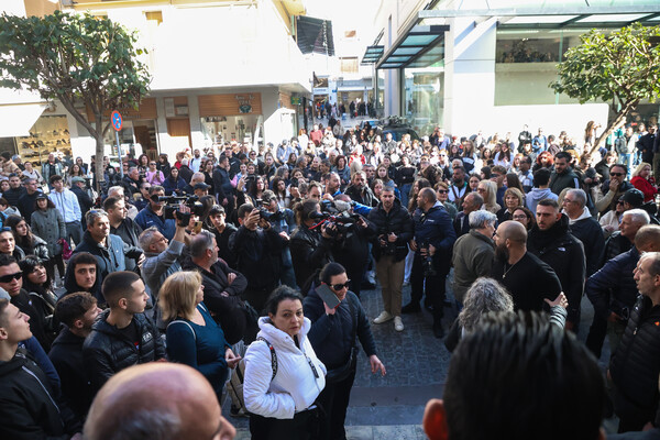 Κακοποίηση 3χρονου στο Ηράκλειο: Πλήθος στα δικαστήρια κατά της μητέρας και του φίλου της