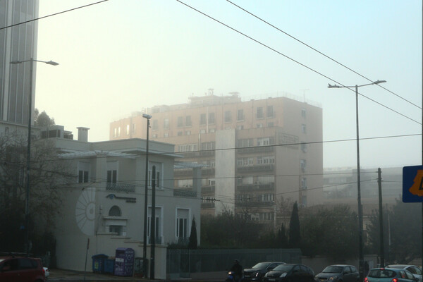 Γιατί ομίχλη σκέπασε την Αττική σήμερα: Πώς κάλυψε την περιοχή σε λίγες ώρες