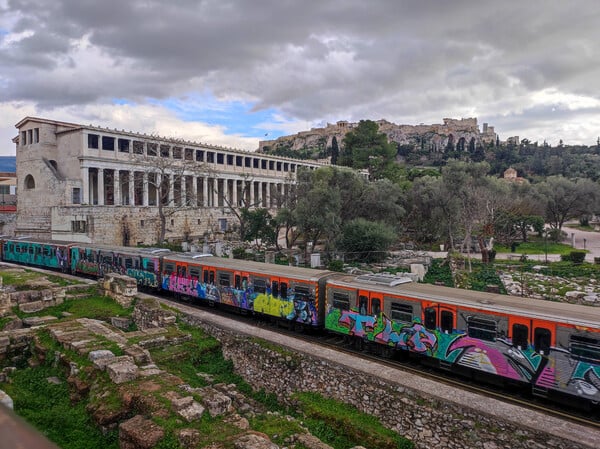 Γερασμένοι συρμοί στο μετρό, καινούργια λεωφορεία στους δρόμους