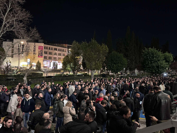 Συγκέντρωση διαμαρτυρίας έξω από την ΕΡΤ για τα Τέμπη