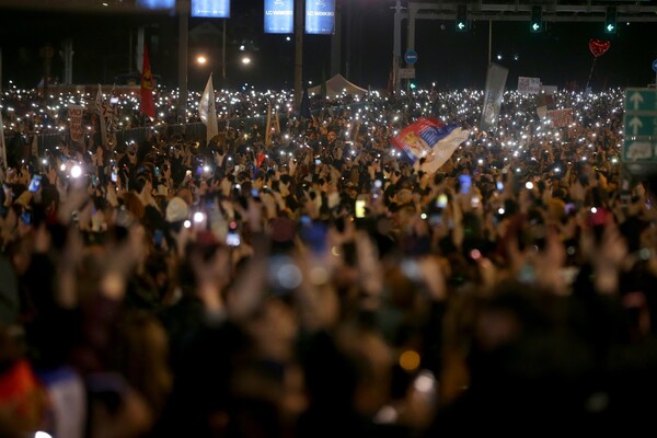 «Φτάνει πια η σιωπή»: Η Σερβία στους δρόμους για τη σιδηροδρομική τραγωδία του Νόβι Σαντ