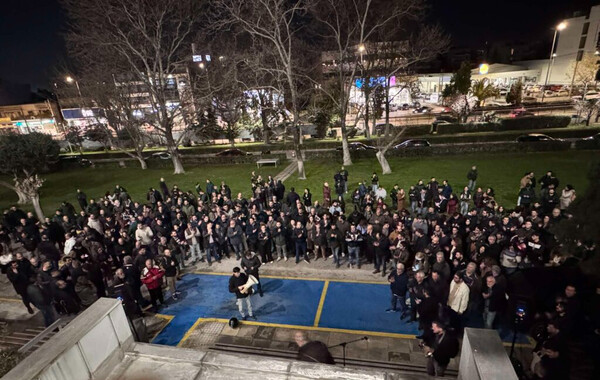 Συγκέντρωση διαμαρτυρίας έξω από την ΕΡΤ για τα Τέμπη