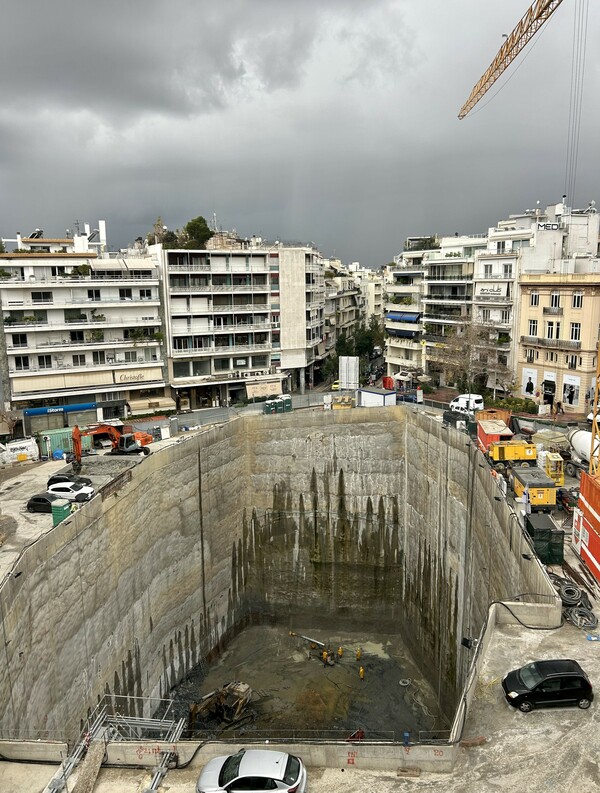 Η τρύπα στο Κολωνάκι 