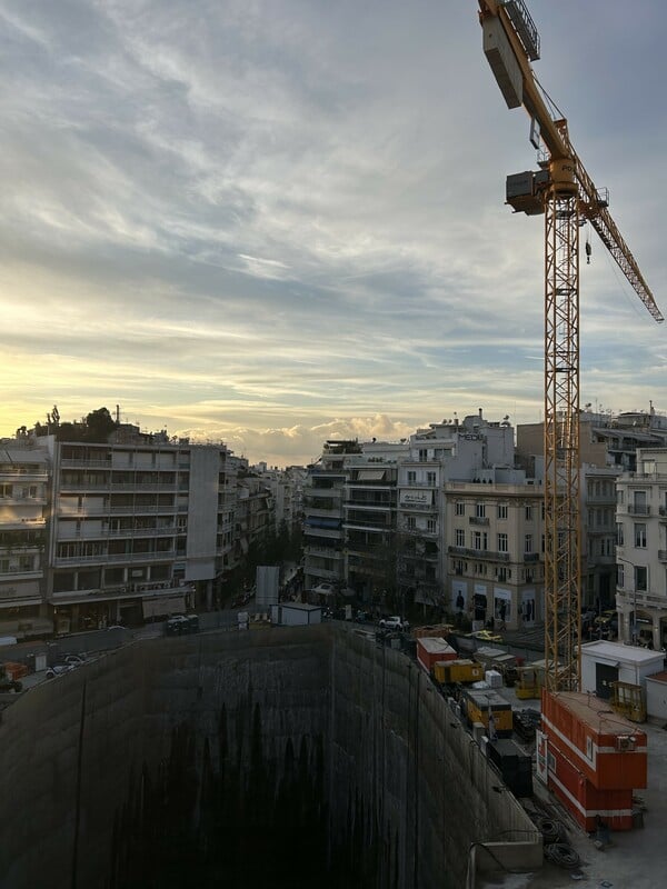 Η τρύπα στο Κολωνάκι. Του Σωκράτη Σωκράτους