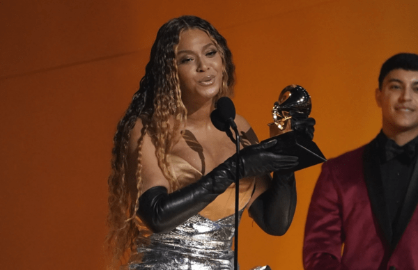 Grammy 2025: Η Beyoncé στην κορυφή, με φόντο τις πυρκαγιές του Λος Άντζελες