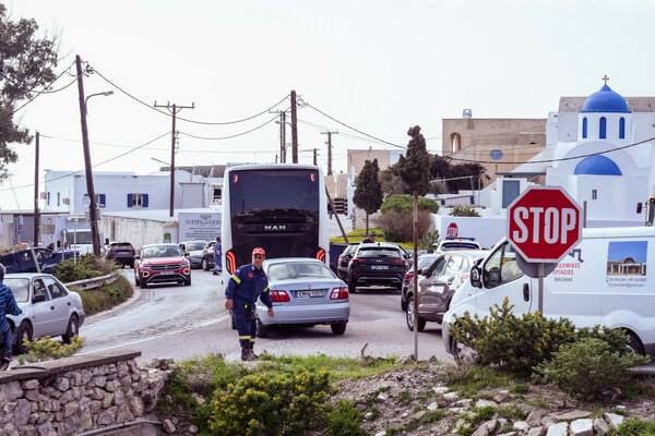 Σεισμοί στη Σαντορίνη: Φεύγουν με πλοία και αεροπλάνα κάτοικοι και τουρίστες