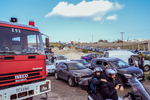 Σεισμοί στη Σαντορίνη: Φεύγουν με πλοία και αεροπλάνα κάτοικοι και τουρίστες