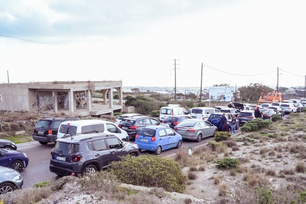 Σεισμοί στη Σαντορίνη: Φεύγουν με πλοία και αεροπλάνα κάτοικοι και τουρίστες