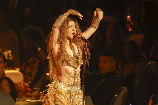 Η Shakira αφιέρωσε το Grammy που κέρδισε στους «μετανάστες αδελφούς και αδελφές της»