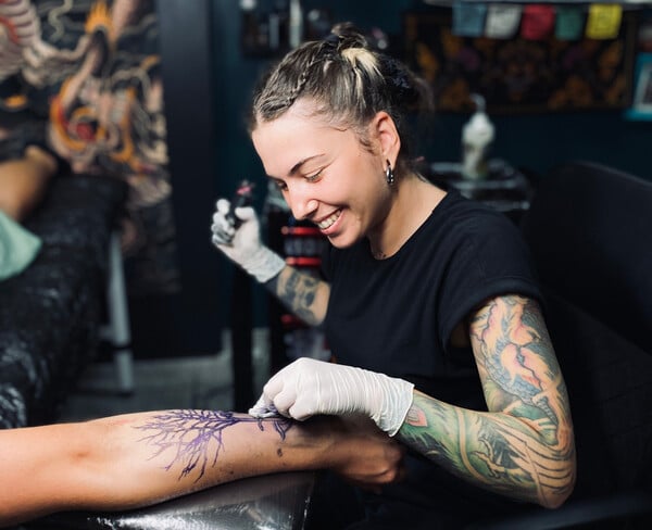 Μελάνι, δύναμη και αλληλεγγύη: Η τέχνη του tattoo γίνεται σύμβολο αλληλεγγύης και δύναμης