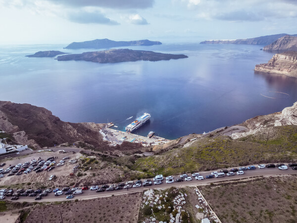 Μαζική αποχώρηση κατοίκων από τη Σαντορίνη λόγω σεισμικής δραστηριότητας