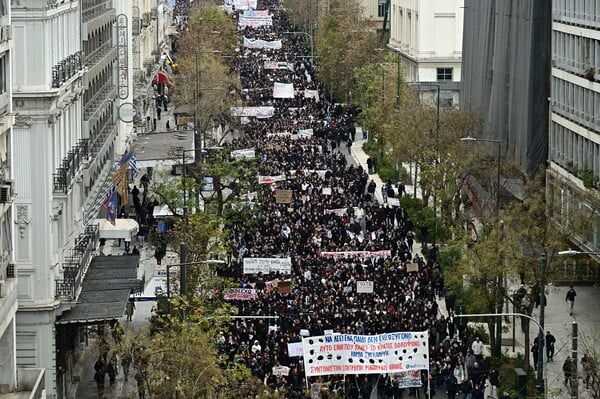 Τέμπη: «Δεν έχω οξυγόνο» - Μαζικό συλλαλητήριο μαθητών και φοιτητών στο κέντρο της Αθήνας