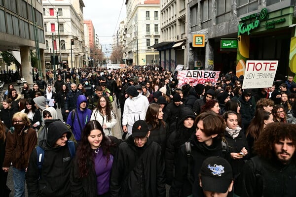 Τέμπη: «Δεν έχω οξυγόνο» - Μαζικό συλλαλητήριο μαθητών και φοιτητών στο κέντρο της Αθήνας