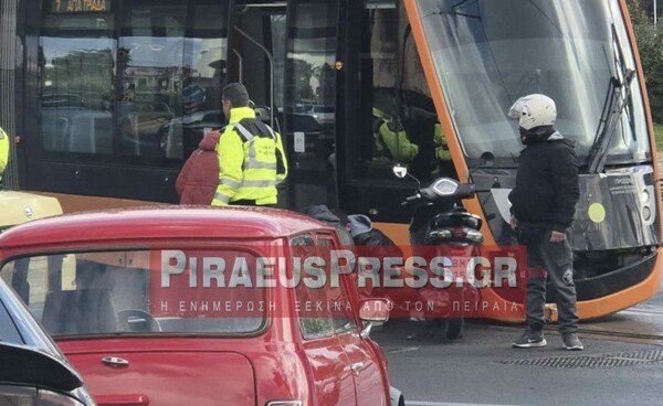 Τροχαίο ατύχημα στο Νέο Φάληρο - Τραμ συγκρούστηκε με μηχανάκι