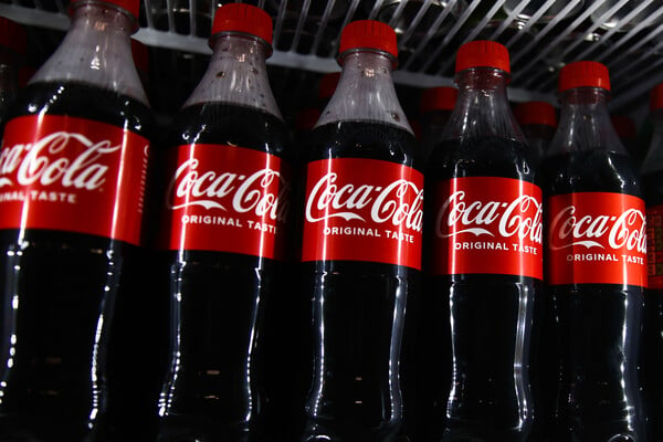 Η Coca-Cola προαναγγέλλει χρήση περισσότερου πλαστικού, λόγω των δασμών του Τραμπ 