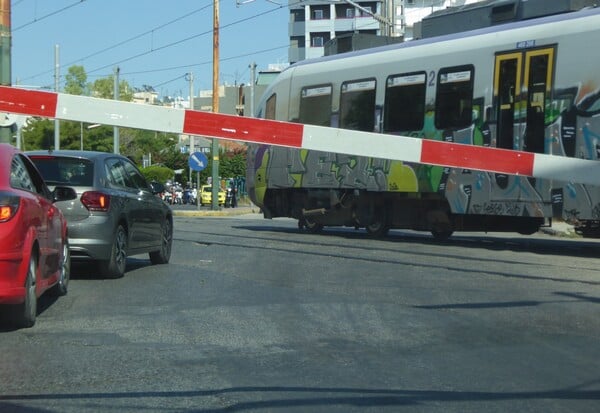 Σεπόλια: Παρολίγον παράσυρση μηχανής σε σιδηροδρομική διάβαση - Συνελήφθη ο φύλακας