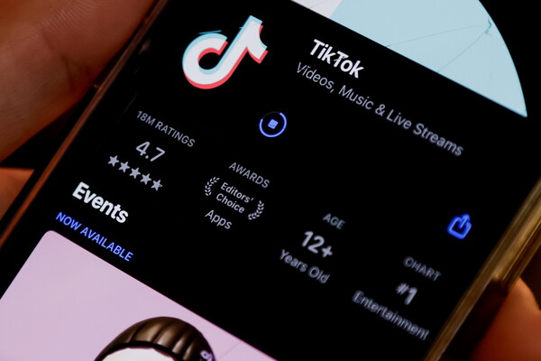 TikTok: Επέστρεψε στα app store της Google και της Apple στις ΗΠΑ