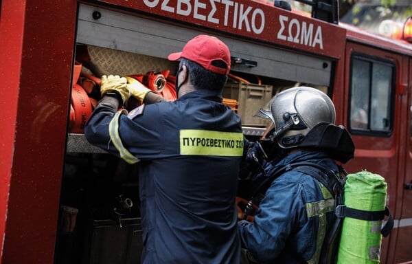 Φωτιά σε κτίριο στο κέντρο της Αθήνας - Ποιοι δρόμοι είναι κλειστοί