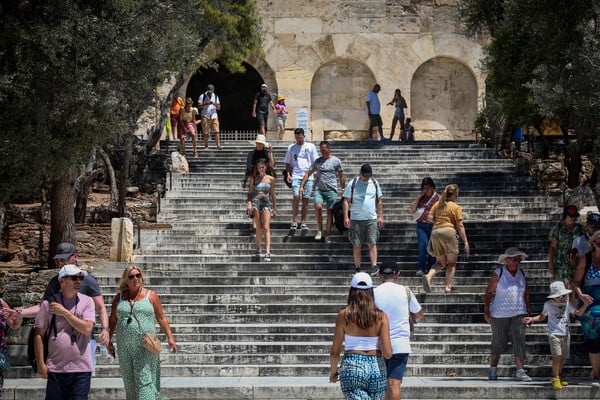 Γιατί οι δασμοί του Τραμπ θα φέρουν περισσότερους Αμερικανούς τουρίστες στην Ευρώπη