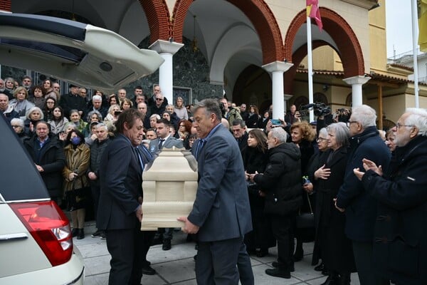 Λάρισα: Βαρύ κλίμα στην κηδεία του 39χρονου Βασίλη Καλογήρου