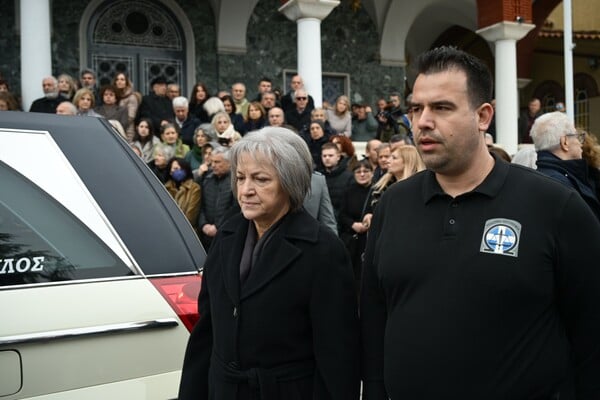 Λάρισα: Βαρύ κλίμα στην κηδεία του 39χρονου Βασίλη Καλογήρου