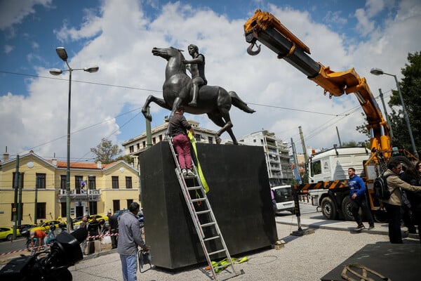 Η εντυπωσιακή τοποθέτηση του αδριάντα του Μεγάλου Αλεξάνδρου του Γιάννη Παππά στο Μουσείο Μπενάκη