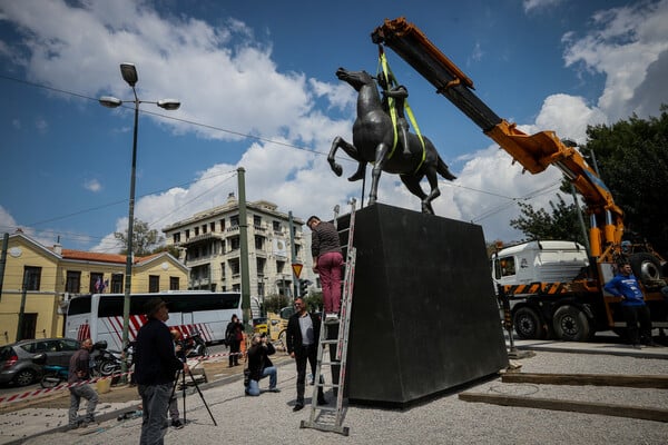 Η εντυπωσιακή τοποθέτηση του αδριάντα του Μεγάλου Αλεξάνδρου του Γιάννη Παππά στο Μουσείο Μπενάκη