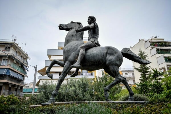 Η εντυπωσιακή τοποθέτηση του αδριάντα του Μεγάλου Αλεξάνδρου του Γιάννη Παππά στο Μουσείο Μπενάκη