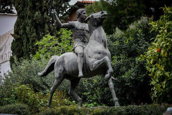 Η εντυπωσιακή τοποθέτηση του αδριάντα του Μεγάλου Αλεξάνδρου του Γιάννη Παππά στο Μουσείο Μπενάκη