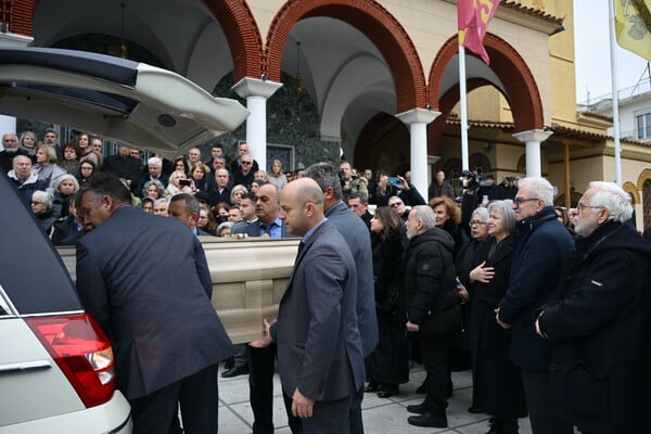 Λάρισα: Βαρύ κλίμα στην κηδεία του 39χρονου Βασίλη Καλογήρου