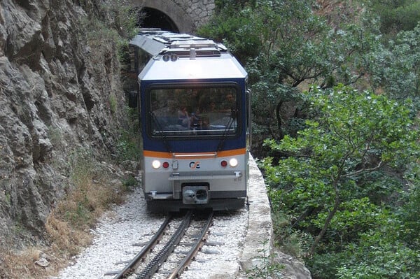 Αναστάτωση σε μαθητική εκδρομή στα Καλάβρυτα - Σταμάτησε πάνω σε γέφυρα ο οδοντωτός