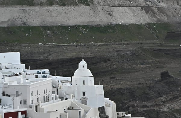 Σεισμοί σε Σαντορίνη: «Μην επαναπαύεστε, το φαινόμενο είναι σε εξέλιξη» γράφει ο Τσελέντης