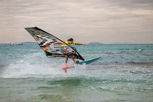 Ο Έλληνας windsurfer Lennart Neubauer εντυπωσίασε τους φιλάθλους του σπορ με μια αξεπέραστη εμφάνιση, κατακτώντας ξανά τον τίτλο του Πρωταθλητή στο FPT