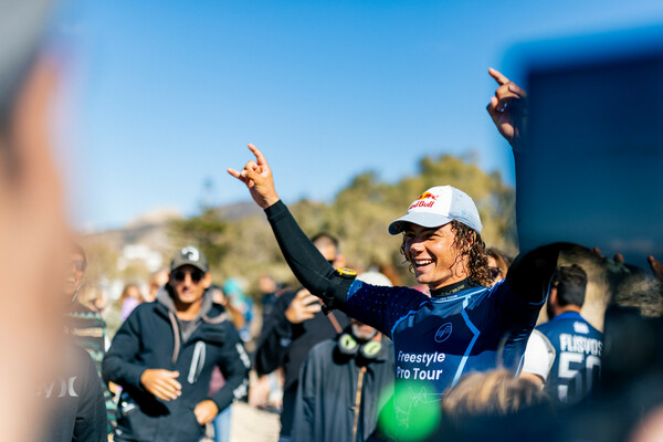 Ο Έλληνας windsurfer Lennart Neubauer εντυπωσίασε τους φιλάθλους του σπορ με μια αξεπέραστη εμφάνιση, κατακτώντας ξανά τον τίτλο του Πρωταθλητή στο FPT