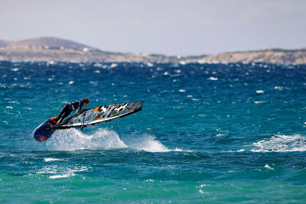 Ο Έλληνας windsurfer Lennart Neubauer εντυπωσίασε τους φιλάθλους του σπορ με μια αξεπέραστη εμφάνιση, κατακτώντας ξανά τον τίτλο του Πρωταθλητή στο FPT