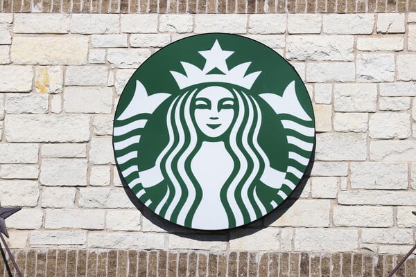 ΗΠΑ: Τα Starbucks απλοποιούν το μενού τους και «κόβουν» 1.100 θέσεις εργασίας