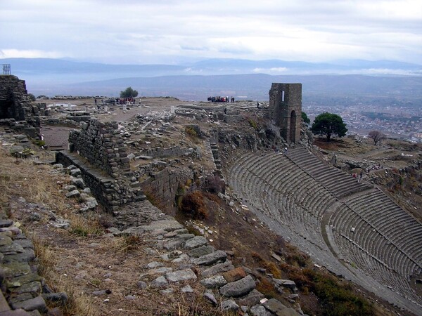 Ταφόπλακα που γράφει «το πιο γλυκό παιδί του κόσμου» ανακαλύφθηκε στην Πέργαμο της Μικράς Ασίας