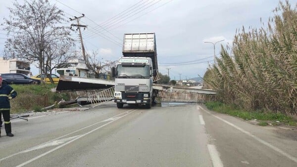 Αγρίνιο: Φορτηγό γκρέμισε πεζογέφυρα στην Εθνική Οδό Αντιρρίου - Ιωαννίνων